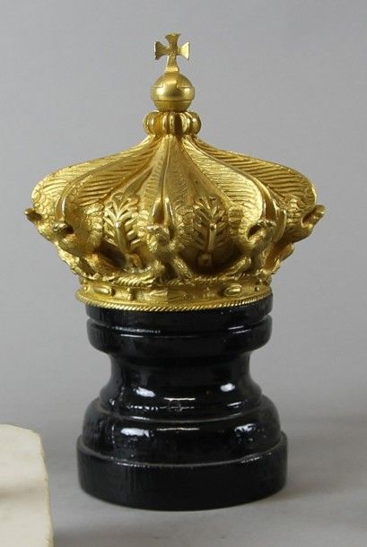 null Grande couronne d’ornement provenant du Palais des tuileries en bronze doré...