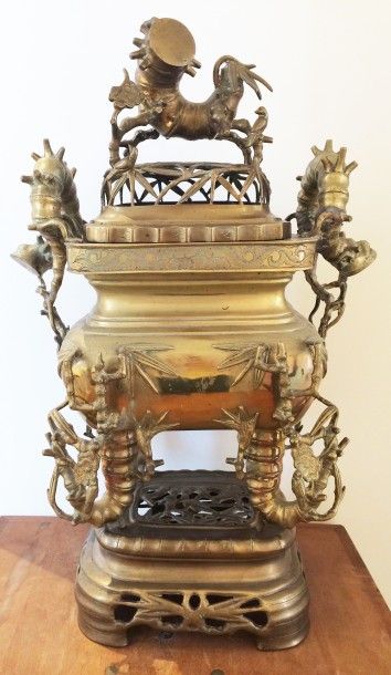 null VIETNAM Brûle-parfum en bronze doré à décor ciselé de bambous. Fin XIX ème siècle...