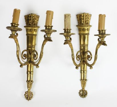 null PAIRE D'APPLIQUES en bronze doré à deux bras de lumières mouvementées et terminés...