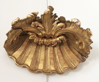 null CONSOLE en bois sculpté et doré en forme de large coquille. Italie, fin XVIIe...