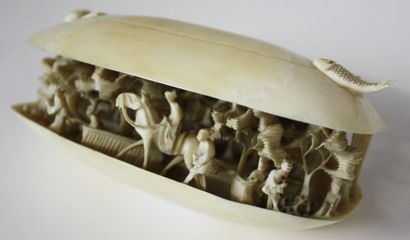 null CHINE Sujet en ivoire représentant une moule dont l'interieur est richement...