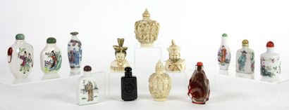 null CHINE Collection de 13 tabatières en ivoire, porcelaine, et verre gravé. Début...