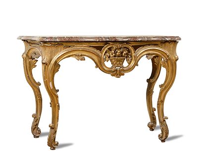 null CONSOLE en bois doré, mouluré, sculpté et ajouré à décor de feuillages. Elle...