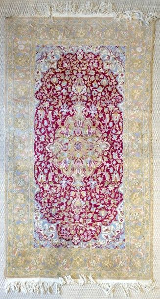 null Fin TAPIS DES INDES Vers 1980. Caracteristiques techniques. Velours en laine...