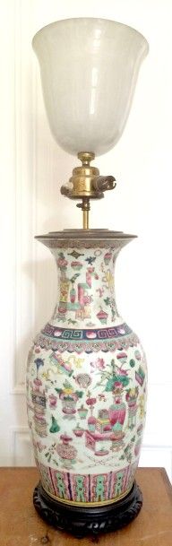 null CHINE Vase de forme balustre en porcelaine polychrome et émaillée à décor d’objets...