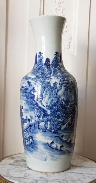 null CHINE Grand Vase balustre en porcelaine bleu blanc émaillée à décor de scènes...