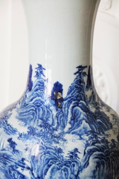 null CHINE Grand Vase balustre en porcelaine bleu blanc émaillée à décor de scènes...