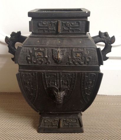null CHINE Vase de forme archaique en bronze patiné et ciselé. Il est orné d'anses...