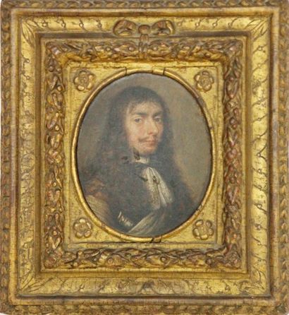 null ECOLE FRANCAISE Début XVIIIème siècle Portrait d'homme Miniature ovale sur panneau...