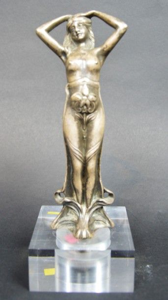 null "Fatma" Mascotte non signée. Bronze argenté. H: 15,5 cm.