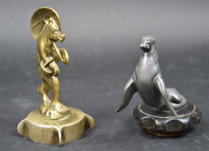 null “Ours au parapluie”

Mascotte signée ET. Mercier. Bronze argenté. Montée sur...