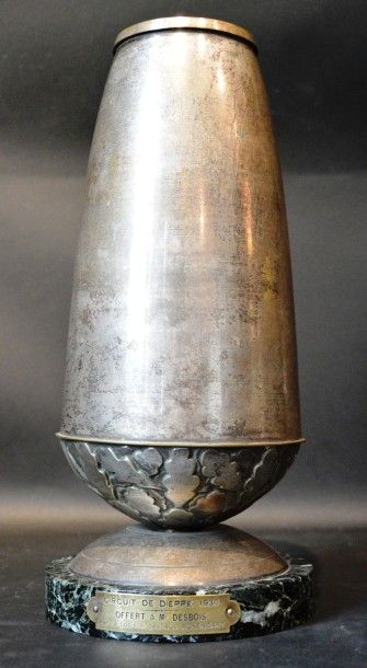 null « Coupe Circuit de Dieppe 1930 »

Coupe en métal argenté sur socle marbre. Porte...