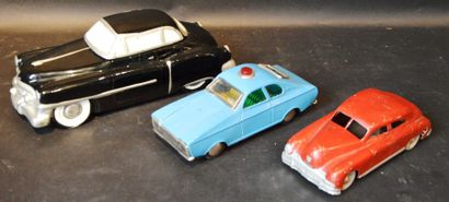 null « Tôles et Faïence »

Cadillac 1950, vide poche en faïence noir et argent, un...