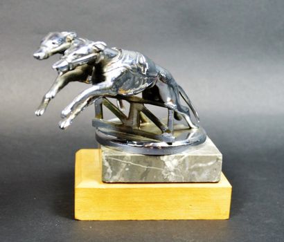 null "Racing Greyhound" Mascotte signée A.E.L Copyright. Bronze chromé, figure au...