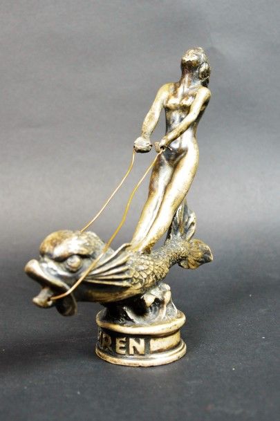 null "Siren" Mascotte non signée, titrée sur la base. Bronze argenté. H: 17cm.