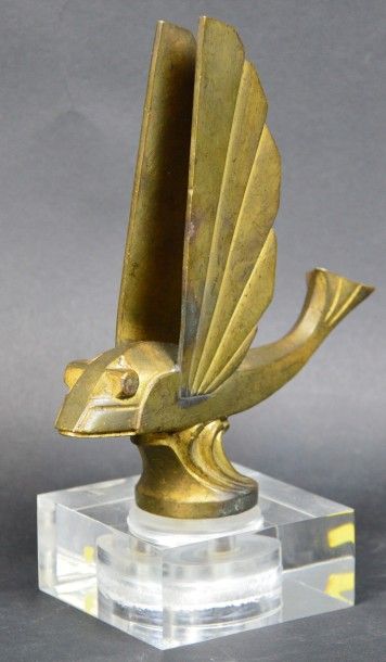 null "Flying Fish" Mascotte signée A.E.L. Bronze nickelé, figure au catalogue A.E....