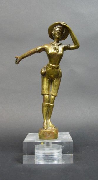 null "Girl Scout" Mascotte signée D SE A.E.L. Bronze chromé. H: 18 cm.