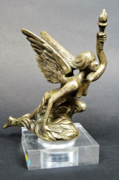 null "La Conquête" Mascotte signée A.E.L. Bronze argenté. H: 12,5 cm.