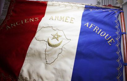 null Drapeau tricolore d'anciens combattants de l'armée d'Afrique, brodé de canetille...
