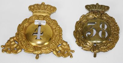 null Deux plaques de shako: a) modèle 1845, d'officier du 4ème régiment d'infanterie...