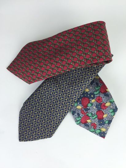 HERMES Paris LOT de 3 cravates en soie imprimée. L’une rouge à décor de mailles....