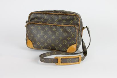 LOUIS VUITTON SAC "Reporter" en toile Monogram, fermetures éclair, poche extérieure...