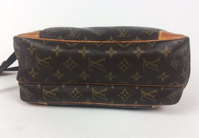 LOUIS VUITTON SAC "Reporter" en toile Monogram, fermetures éclair, poche extérieure...