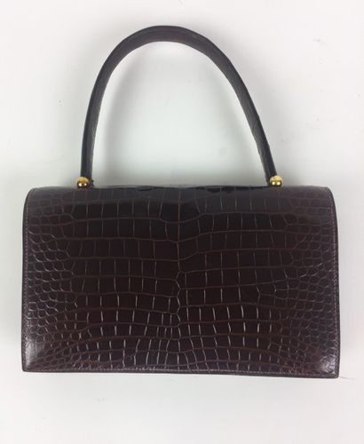 HERMÈS Paris, circa 1960 SAC « Boutonnière » porté main en crocodile cognac. Anse...