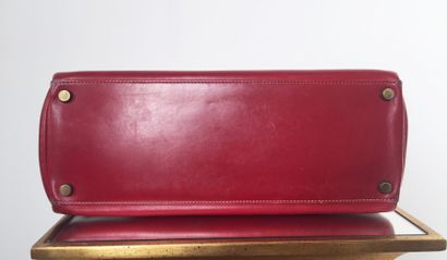 HERMES Paris SAC Kelly en cuir box rouge. Lettre "R". Bon état général (legères traces...