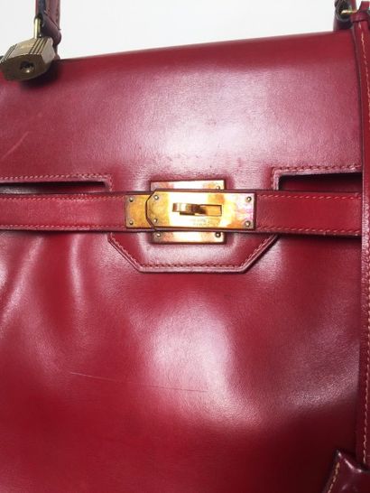 HERMES Paris SAC Kelly en cuir box rouge. Lettre "R". Bon état général (legères traces...