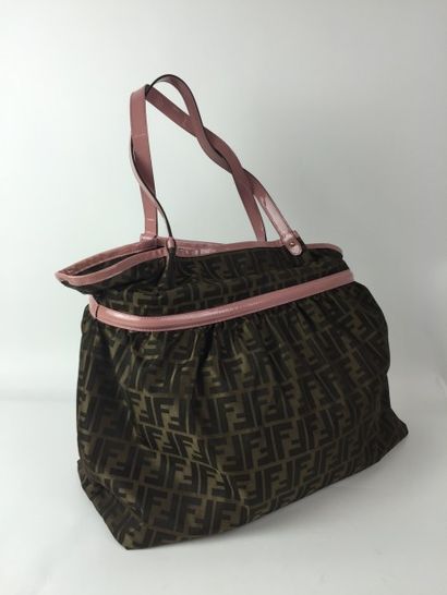 FENDI GRAND SAC cabas en toile Monogram Fendi marron et cuir vernis rose. Porté épaule....