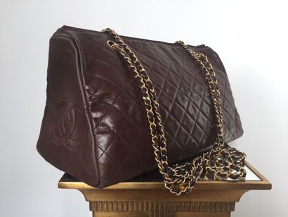 CHANEL SAC porté épaule en cuir d’agneu matelassé marron. Deux anses chaînes en métal...