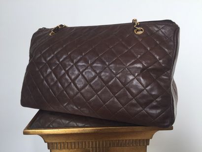 CHANEL SAC porté épaule en cuir d’agneu matelassé marron. Deux anses chaînes en métal...