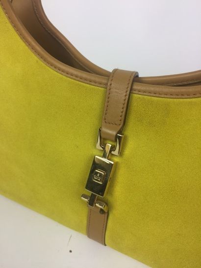 GUCCI Petit SAC “Jackie O” en daim jaune et cuir caramel. Deux anses en cuir, garniture...