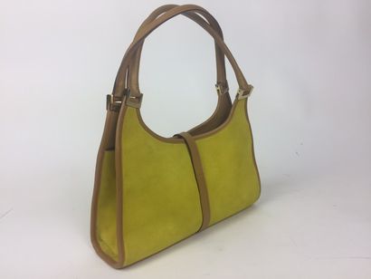 GUCCI Petit SAC “Jackie O” en daim jaune et cuir caramel. Deux anses en cuir, garniture...