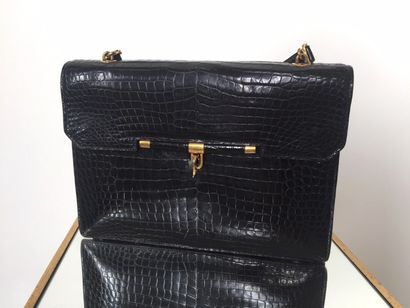 HERMES Paris SAC porté main en croco noir. Porté main. Anse en croco (à restaurer)....