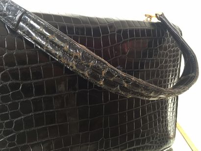 HERMES Paris SAC porté main en croco noir. Porté main. Anse en croco (à restaurer)....