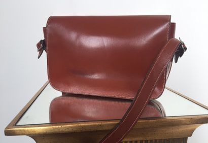 HERMES Paris SAC "Martine" en cuir box marron. Porté épaule. Bandoulière en cuir...