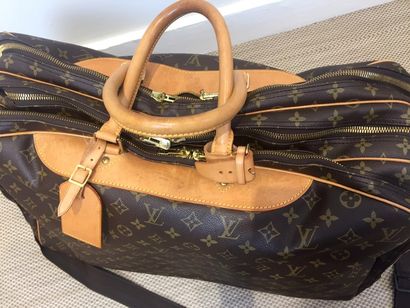 LOUIS VUITTON SAC de voyage en toile Monogram et cuir caramel. Numéroté VI0935. Deux...