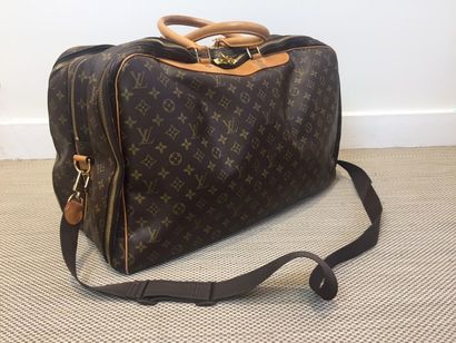 LOUIS VUITTON SAC de voyage en toile Monogram et cuir caramel. Numéroté VI0935. Deux...