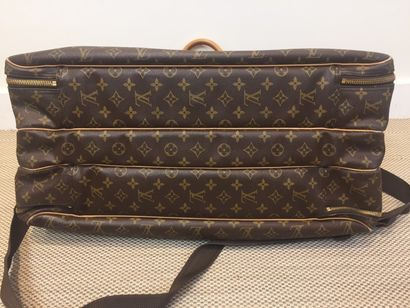 LOUIS VUITTON SAC de voyage en toile Monogram et cuir caramel. Numéroté VI0935. Deux...