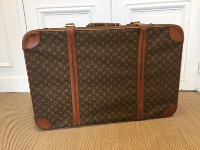 LOUIS VUITTON VALISE modèle "Stratos" en toile Monogram semi-rigide, deux sangles...