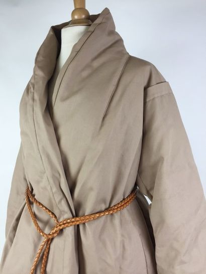 LOUIS VUITTON MANTEAU DOUDOUNE beige. Agrémenté d’une ceinture en cuir. T. L. Parfait...