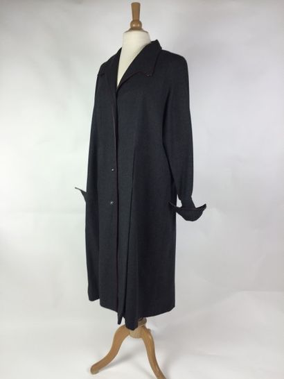 HERMES Paris Long MANTEAU en laine gris souris. Bon état. T. 42.