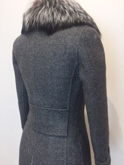 CHRISTIAN DIOR, boutique MANTEAU en laine gris, col en renard gris. Env. T. 36. Très...