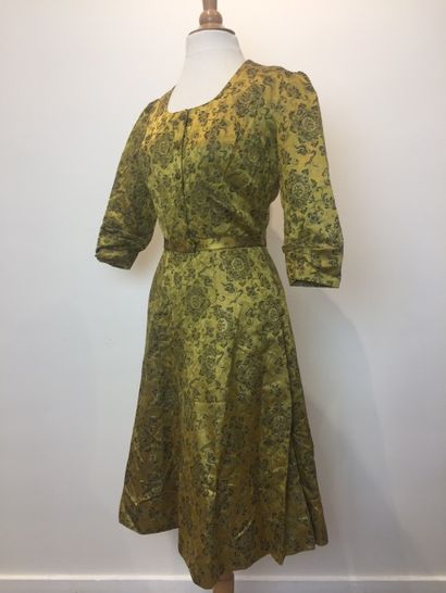 Anonyme, haute couture, circa 1950 ROBE en taffetas de soie vert jade décorée de...