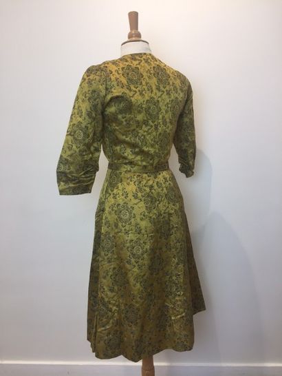 Anonyme, haute couture, circa 1950 ROBE en taffetas de soie vert jade décorée de...