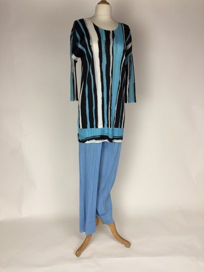 PLEATS PLEATS ROBE – TUNIQUE en polyester plissé bleu, noir et blanc. Env. T. M....