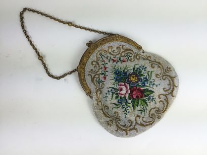 ANONYME, circa 1900 SAC du SOIR en cuir caramel entièrement brodé de perles de verre...