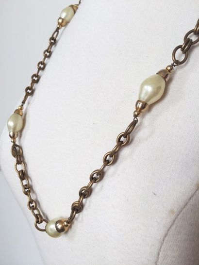 CHANEL COLLIER en chaîne en métal doré entrecoupée de perles de fantaisie. Bon état....